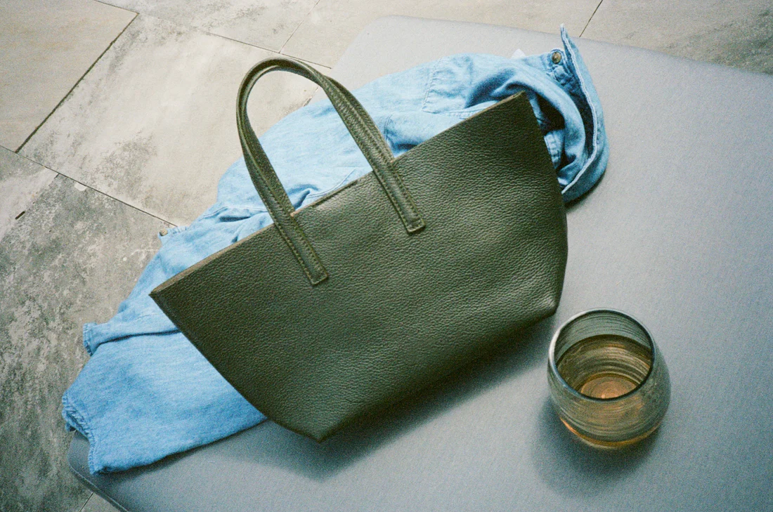 Compact Full-Grain Leather Shopping Bag Featuring Suede Inner Lining and Magnetic Snap Closure